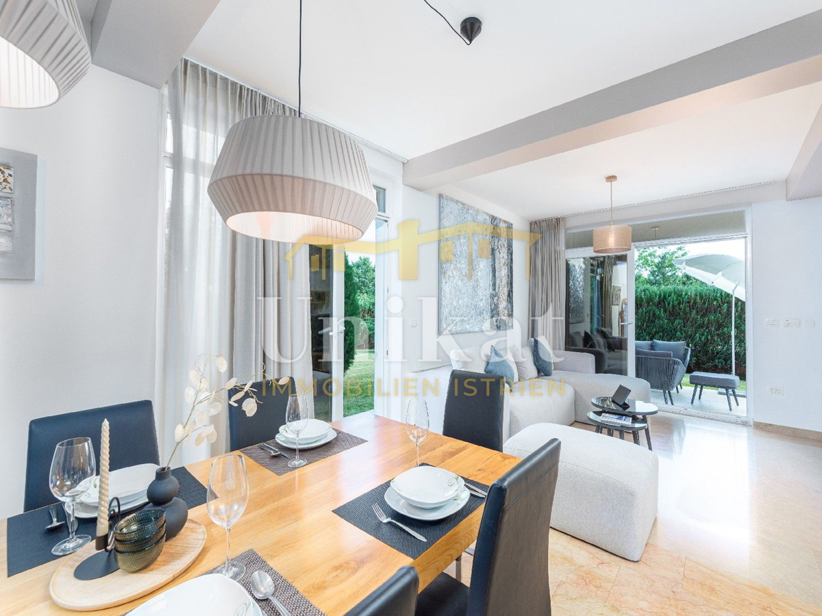 Villa moderna con piscina interna ed esterna